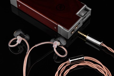 Moondrop Chu 2 earphones packaged with cable and pouch Moondrop Chu 2 earphones packaged with cable and pouch