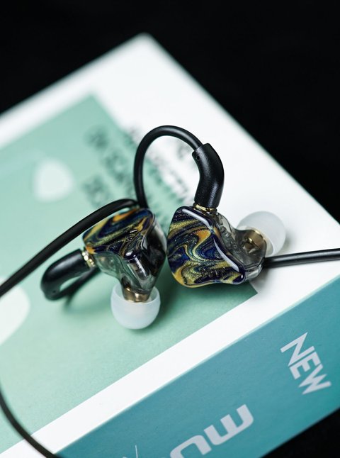 BGVP Butterfly Pro in-ear monitor with faceplate detail BGVP Butterfly Pro in-ear monitor with faceplate detail