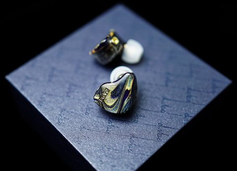 BGVP Butterfly Pro earphone pair on packaging BGVP Butterfly Pro earphone pair on packaging