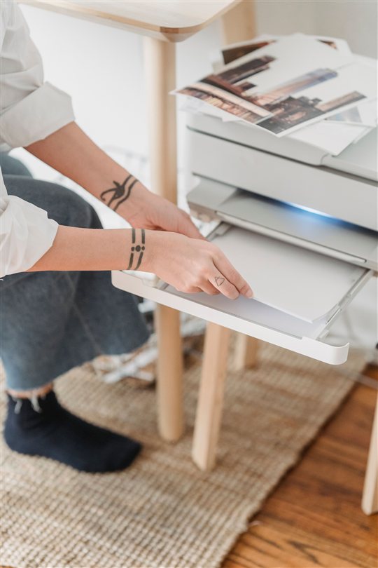 Loading paper into a printer similar to the Canon PIXMA E400 Loading paper into a printer similar to the Canon PIXMA E400