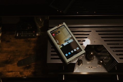 Cayin N8iii DAP resting on a tube amplifier displaying home screen Cayin N8iii DAP resting on a tube amplifier displaying home screen