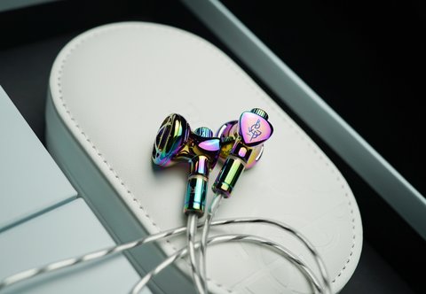BGVP DX7 earbud pair on carrying case BGVP DX7 earbud pair on carrying case