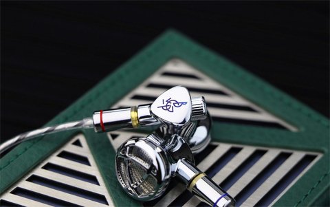 BGVP DX7 silver version earbud closeup BGVP DX7 silver version earbud closeup