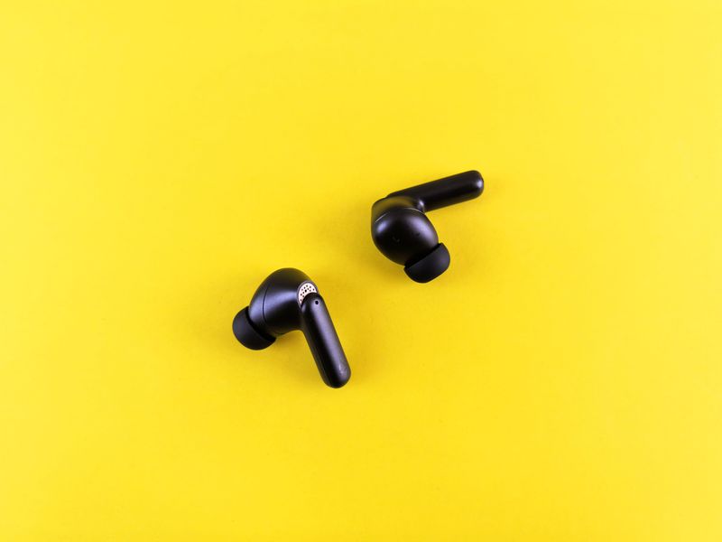 Wireless earbuds and charging case
