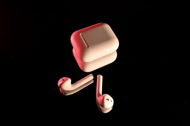 Wireless earbuds with charging case