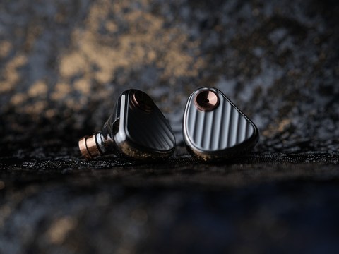 Aune IR300 in-ear monitors on textured surface Aune IR300 in-ear monitors on textured surface