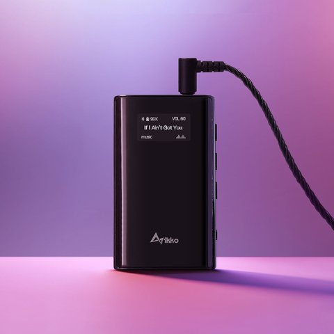 IKKO Heimdallr ITB03 portable Bluetooth DAC and amplifier standing upright IKKO Heimdallr ITB03 portable Bluetooth DAC and amplifier standing upright