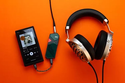 xDuoo Link3 connected to a phone and headphones xDuoo Link3 connected to a phone and headphones