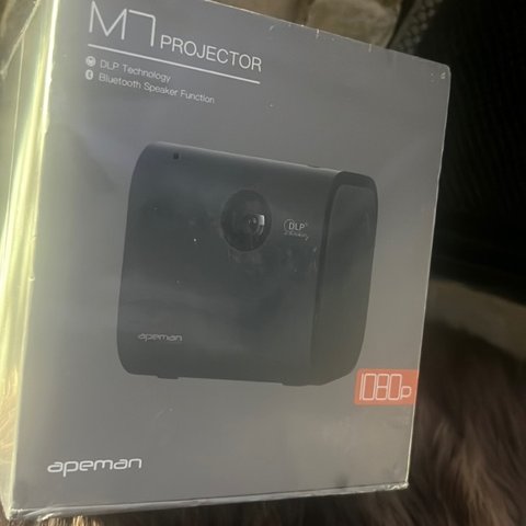 Apeman M7 portable DLP projector box