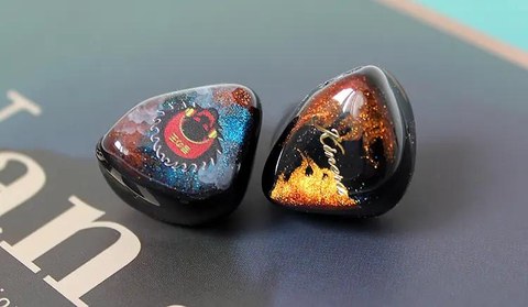 Kinera Nanna 2.1 Z-Tune Edition IEM shells with faceplate artwork Kinera Nanna 2.1 Z-Tune Edition IEM shells with faceplate artwork