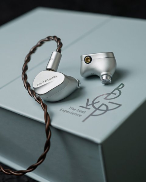BGVP NS10 Pro in-ear monitor on packaging box BGVP NS10 Pro in-ear monitor on packaging box