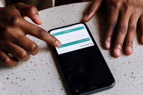 Downloading an app for free on a smartphone, similar to installing the Reolink app Downloading an app for free on a smartphone, similar to installing the Reolink app