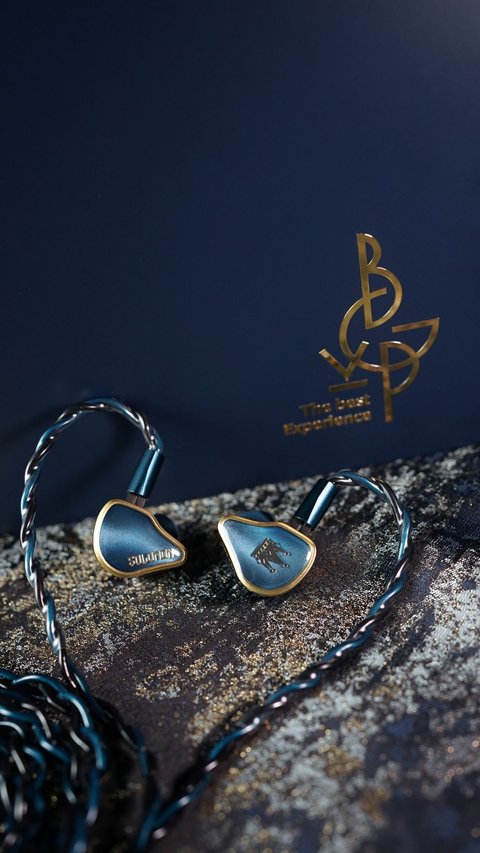 BGVP Solomon earphone on glass display stand BGVP Solomon earphone on glass display stand