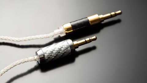 Close-up comparison of Tin HiFi T2 silver plug and T2 Pro black-gold plug Close-up comparison of Tin HiFi T2 silver plug and T2 Pro black-gold plug