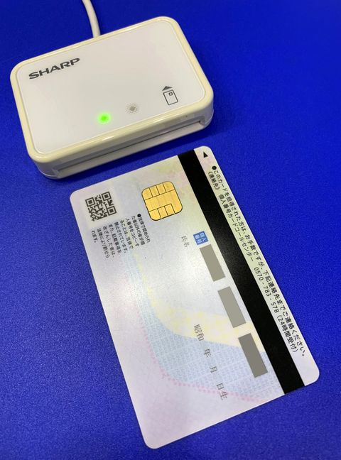 Gemalto USB smart card reader with chip card inserted Gemalto USB smart card reader with chip card inserted