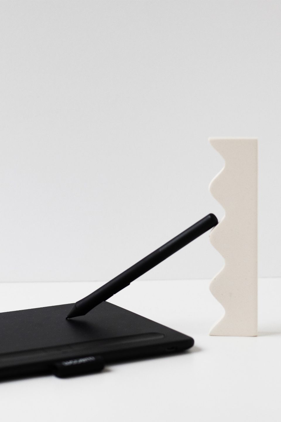 Genius MousePen i608X pen tablet with stylus resting on the surface Genius MousePen i608X pen tablet with stylus resting on the surface