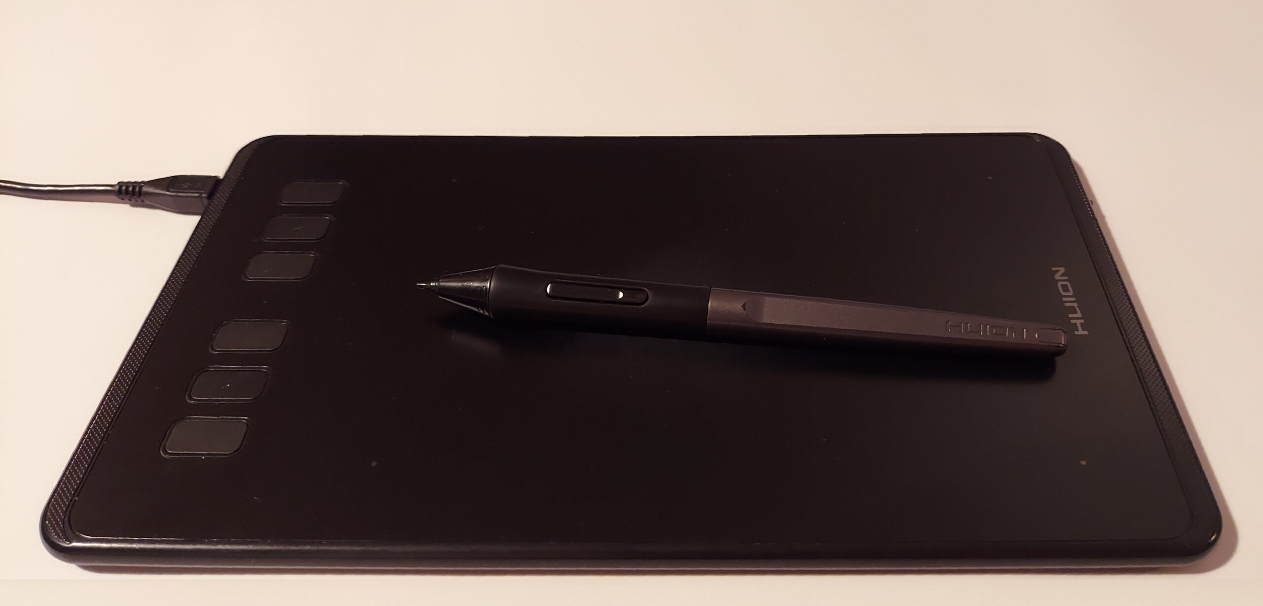 Huion pen tablet with stylus similar to Kamvas 13 during driver setup Huion pen tablet with stylus similar to Kamvas 13 during driver setup
