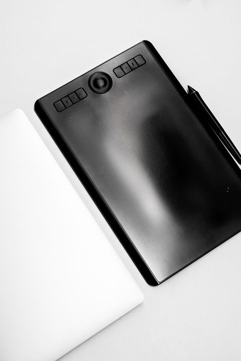 Huion graphics drawing tablet placed next to a laptop before driver installation