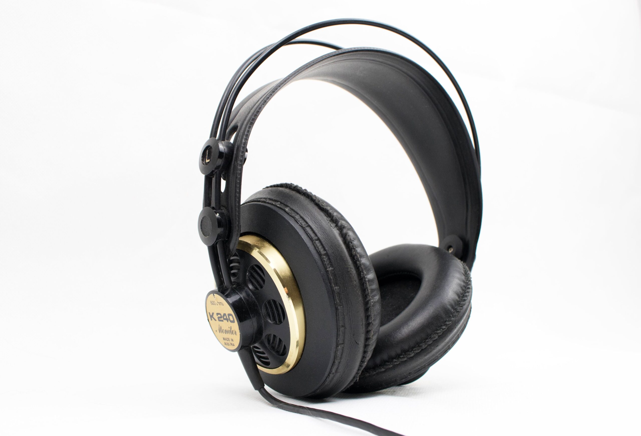 Black wired gaming headset similar to the Onikuma K5 Black wired gaming headset similar to the Onikuma K5