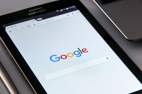 Close up of a Samsung tablet screen displaying a search engine homepage in a browser Close up of a Samsung tablet screen displaying a search engine homepage in a browser