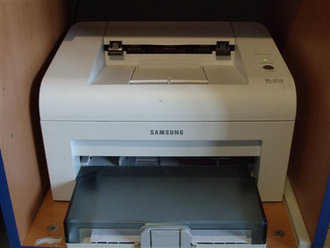 Samsung ML-2010 monochrome laser printer with paper tray extended on an office desk Samsung ML-2010 monochrome laser printer with paper tray extended on an office desk