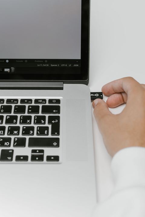 Connecting a USB barcode scanner cable to a laptop port Connecting a USB barcode scanner cable to a laptop port
