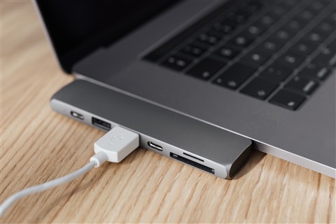 Connecting a USB cable to a computer port for scanner installation Connecting a USB cable to a computer port for scanner installation