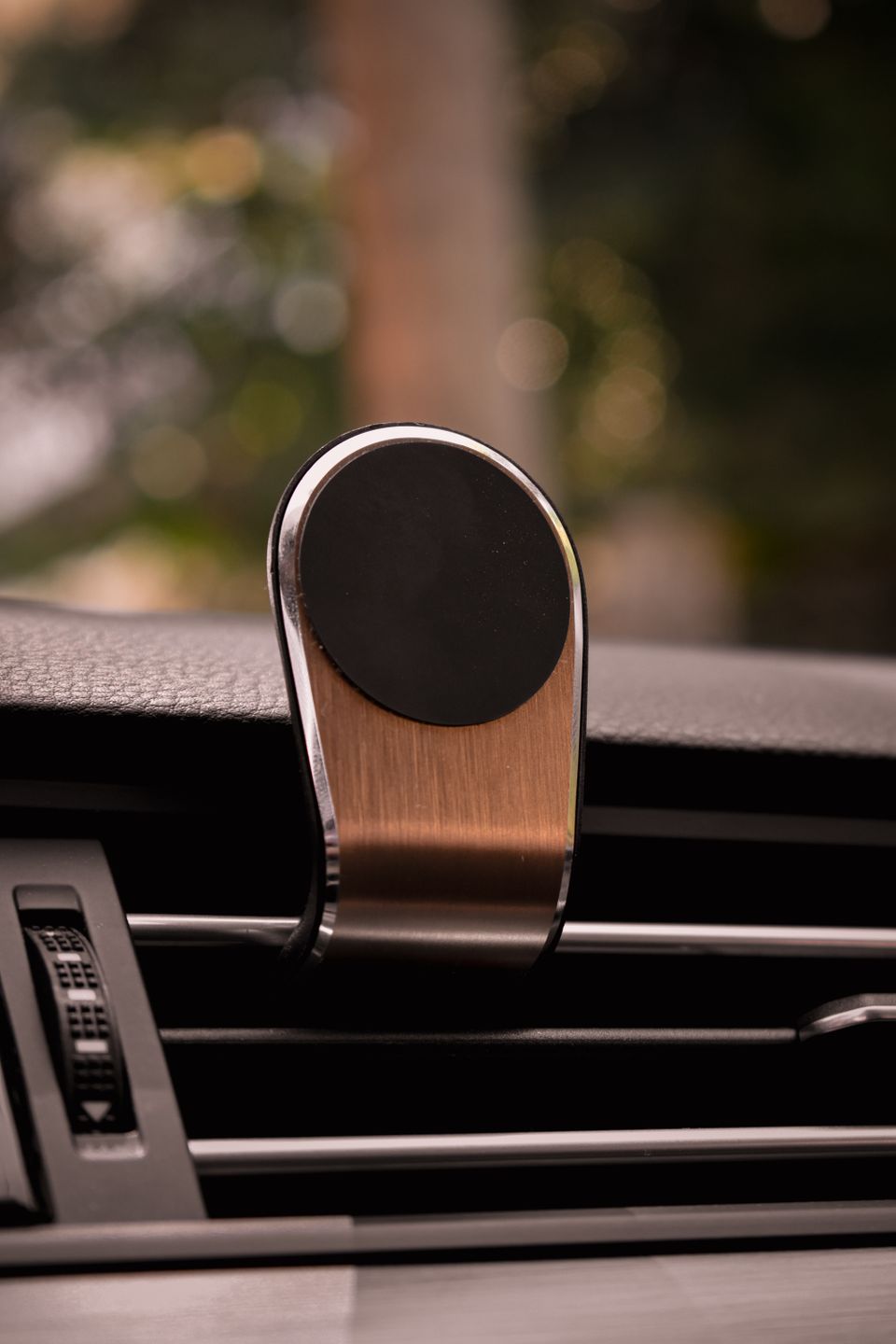 Magnetic phone holder mounted on a car air vent Magnetic phone holder mounted on a car air vent